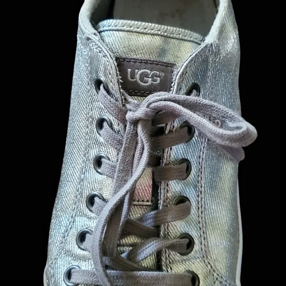 UGGS Metallic Silver ARIES Sneakers, size 8. Runs large. - Picture 5 of 6